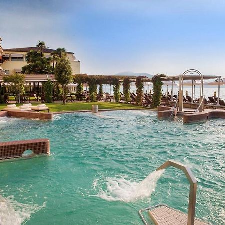 Grand Hotel Terme Sirmione Esterno foto The swimming pool at the hotel