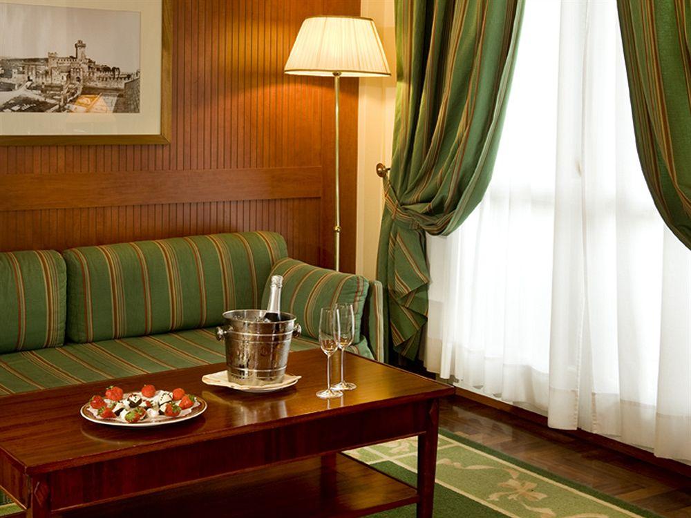 Grand Hotel Terme Sirmione Esterno foto A suite at the hotel