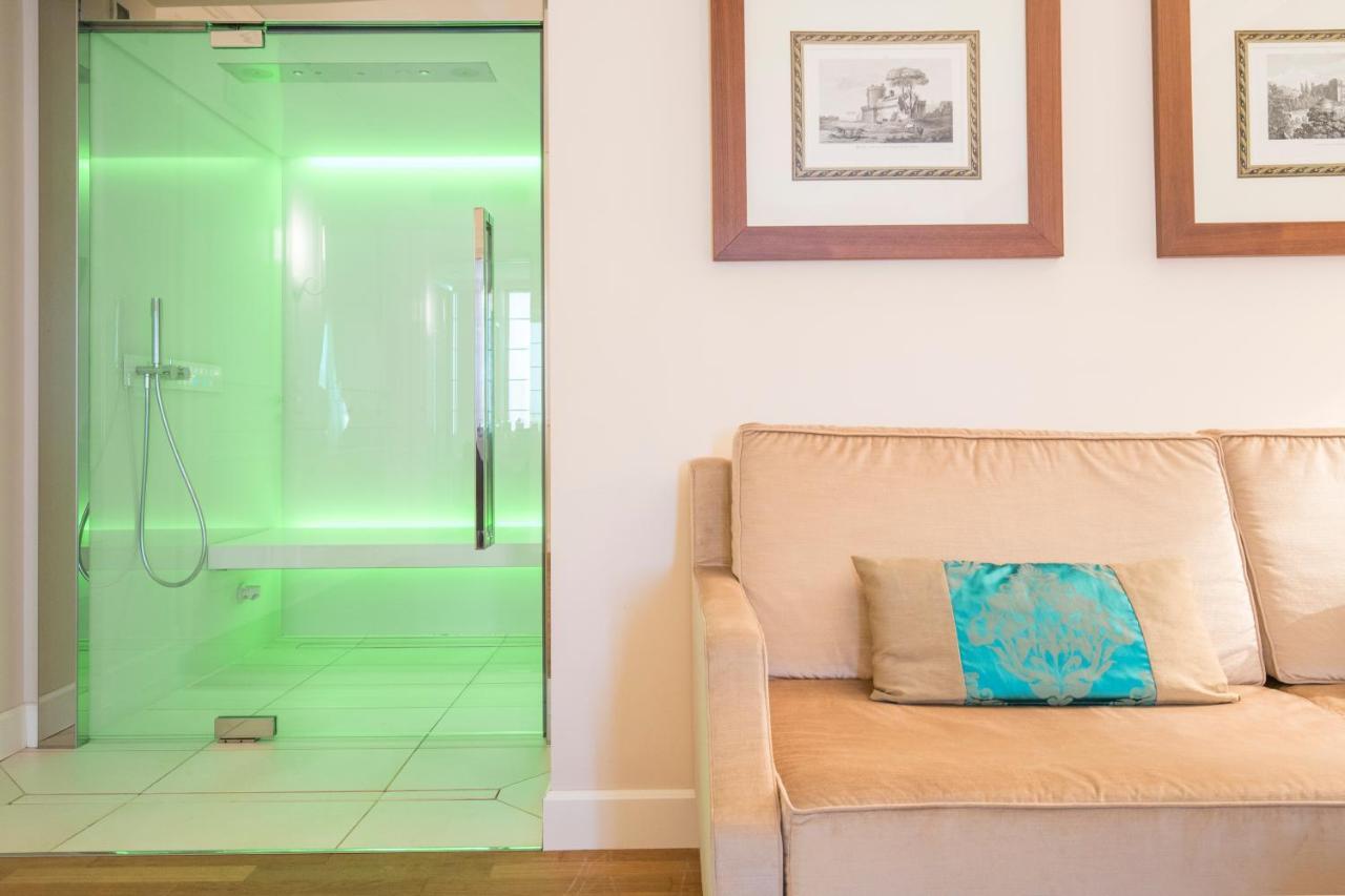 Grand Hotel Terme Sirmione Esterno foto A shower with coloured LED lighting
