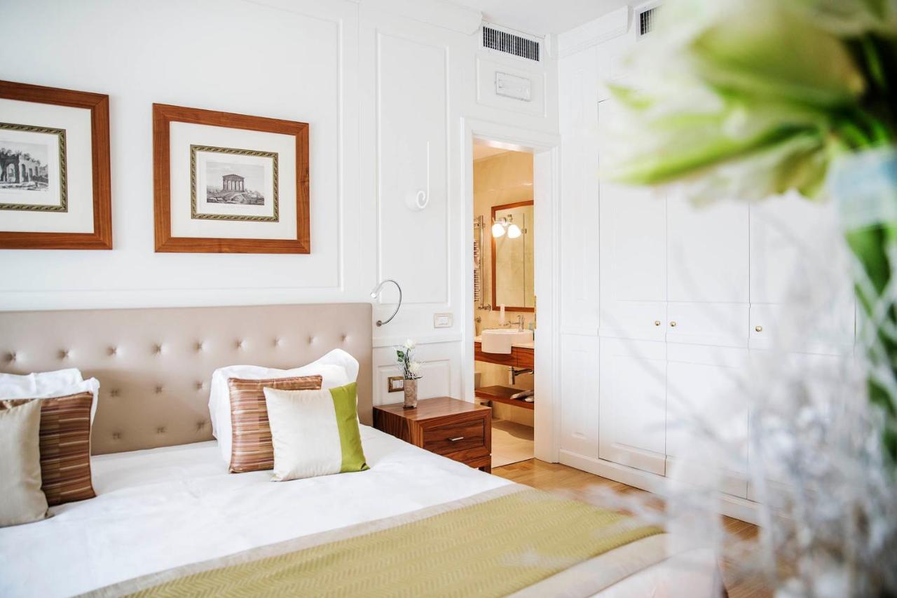 Grand Hotel Terme Sirmione Esterno foto A bedroom at the hotel