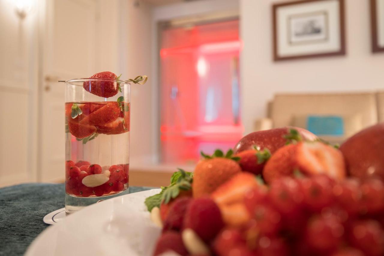 Grand Hotel Terme Sirmione Esterno foto A strawberry drink