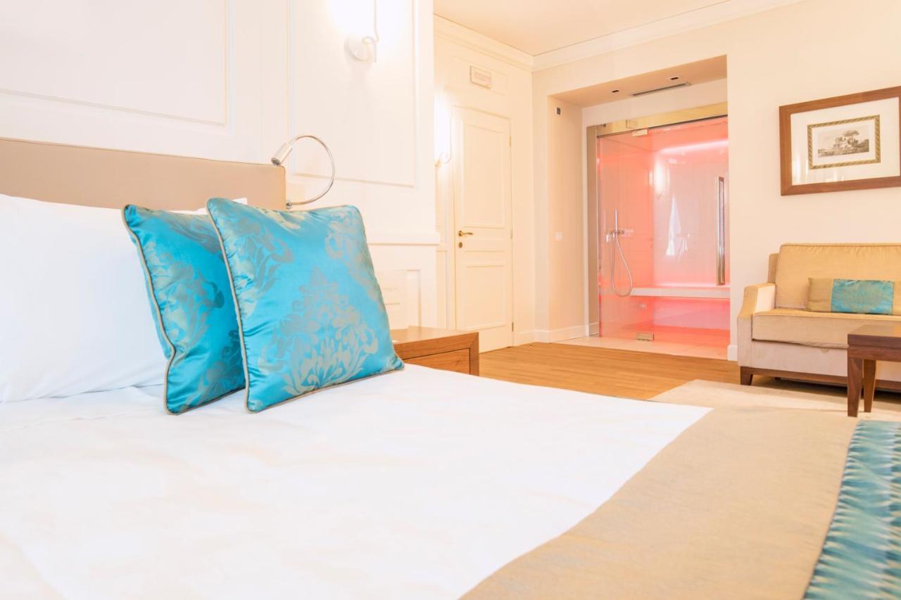 Grand Hotel Terme Sirmione Esterno foto A room at the hotel