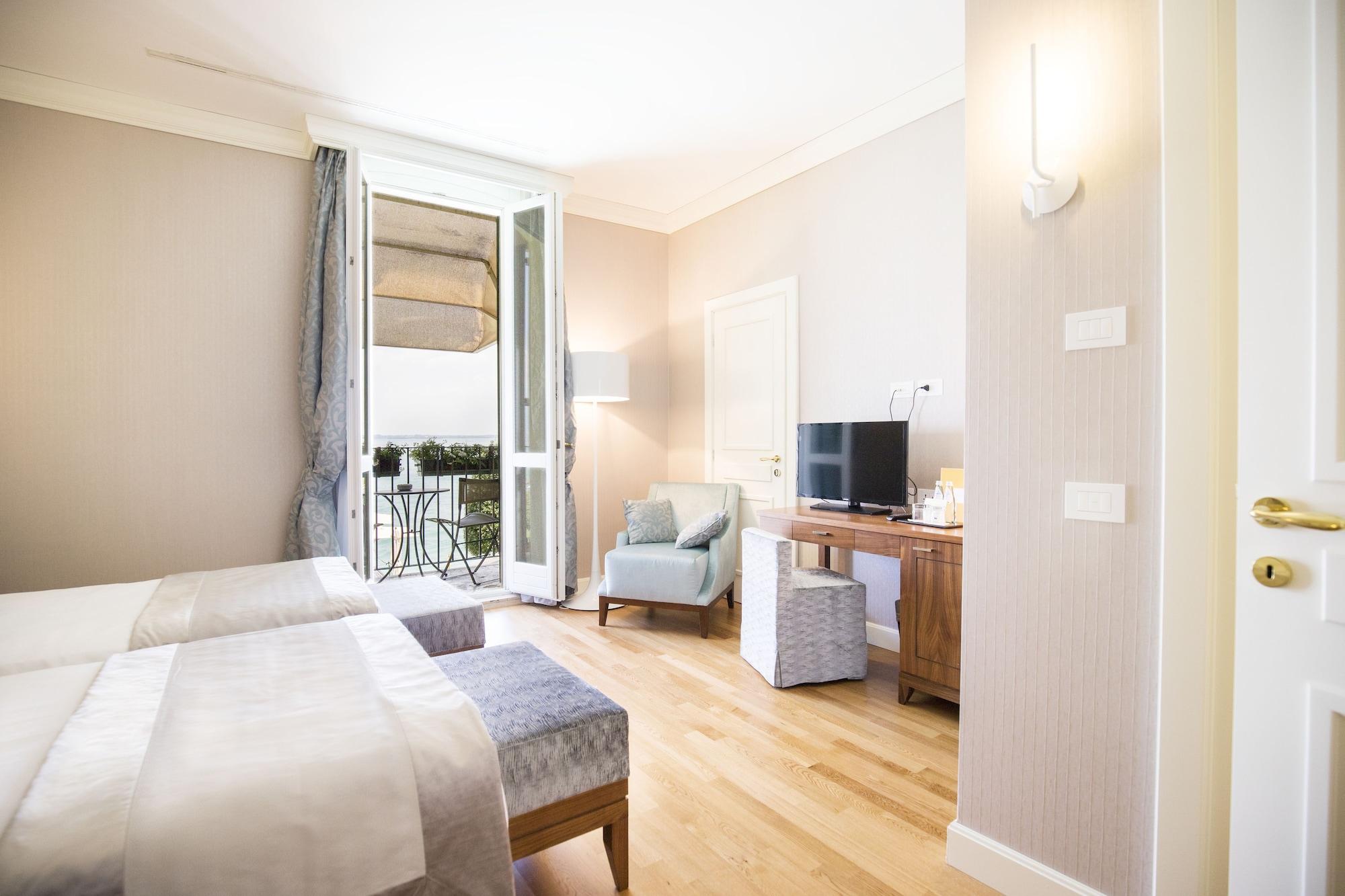 Grand Hotel Terme Sirmione Esterno foto A room at the hotel