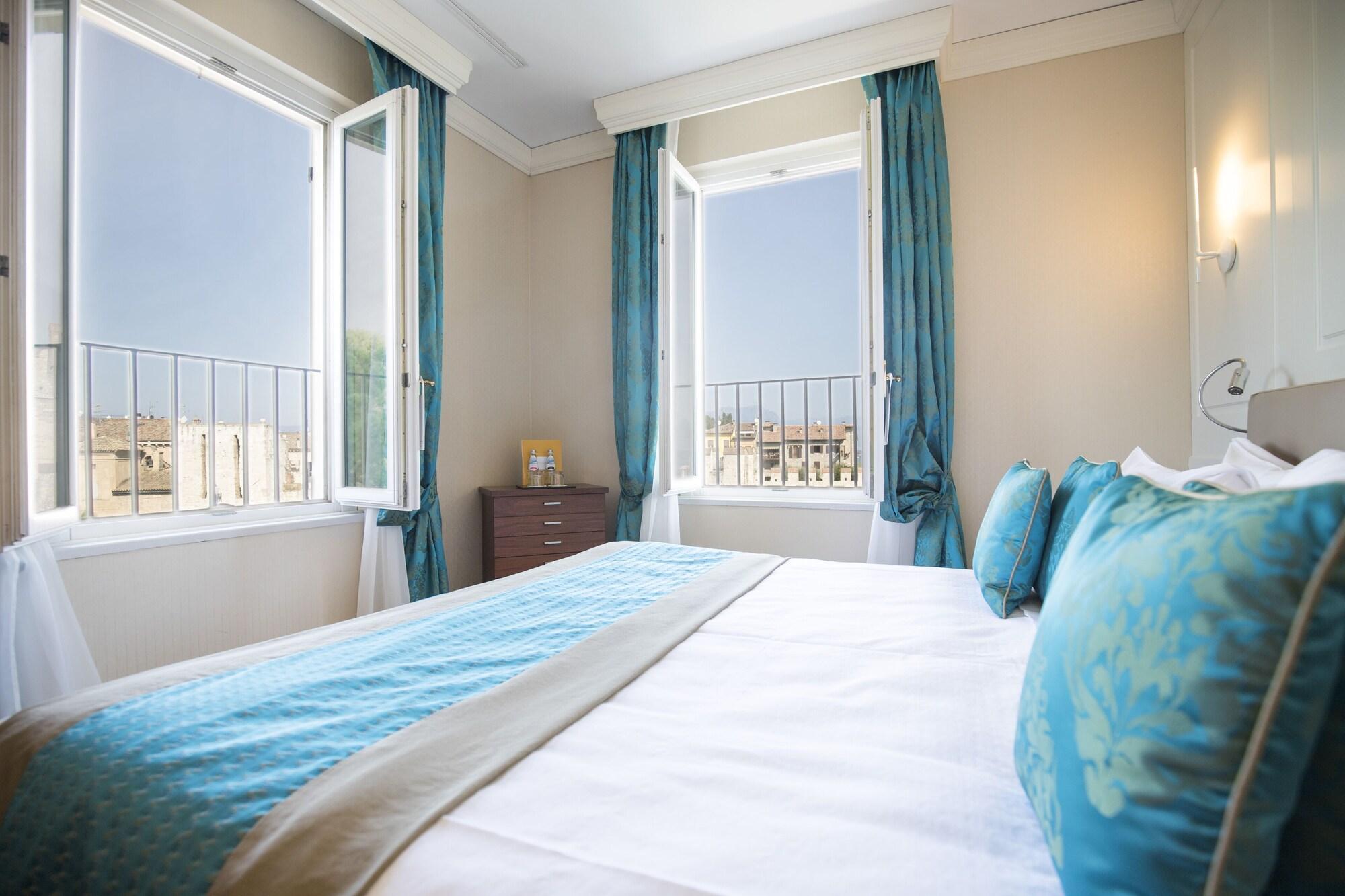 Grand Hotel Terme Sirmione Esterno foto A bedroom at the hotel