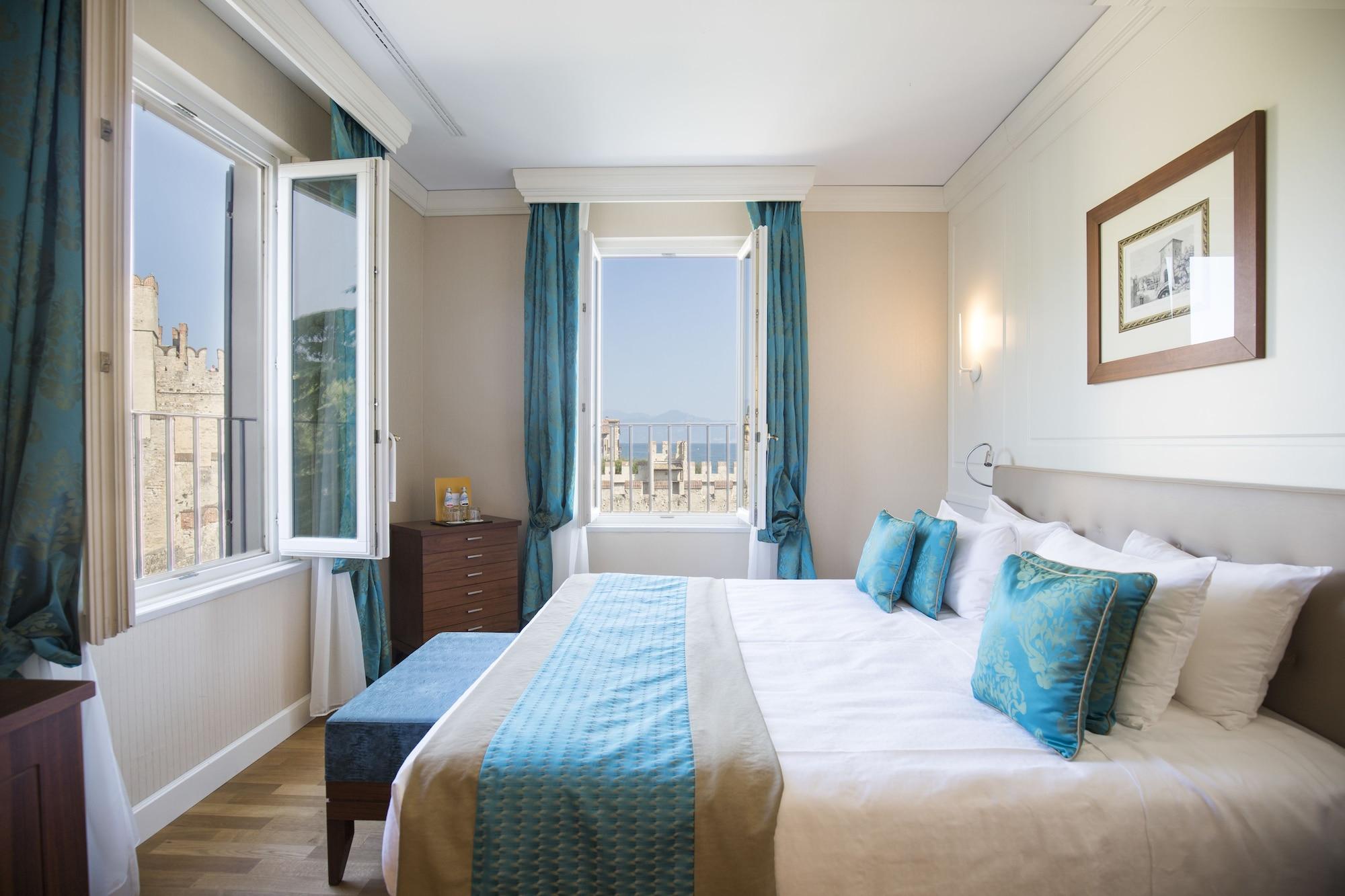 Grand Hotel Terme Sirmione Esterno foto A bedroom at the Westin Palace, Madrid