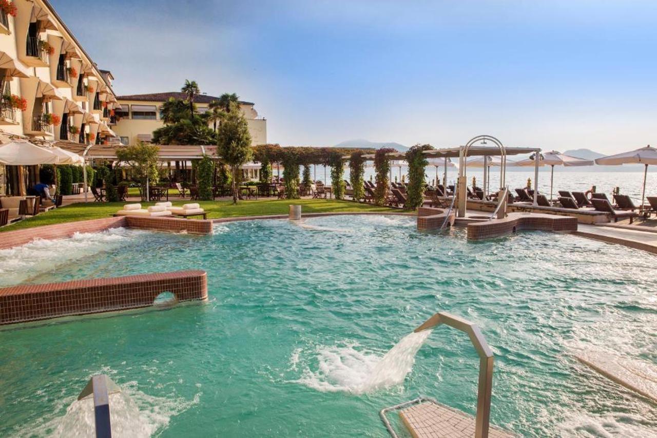 Grand Hotel Terme Sirmione Esterno foto The swimming pool at the hotel