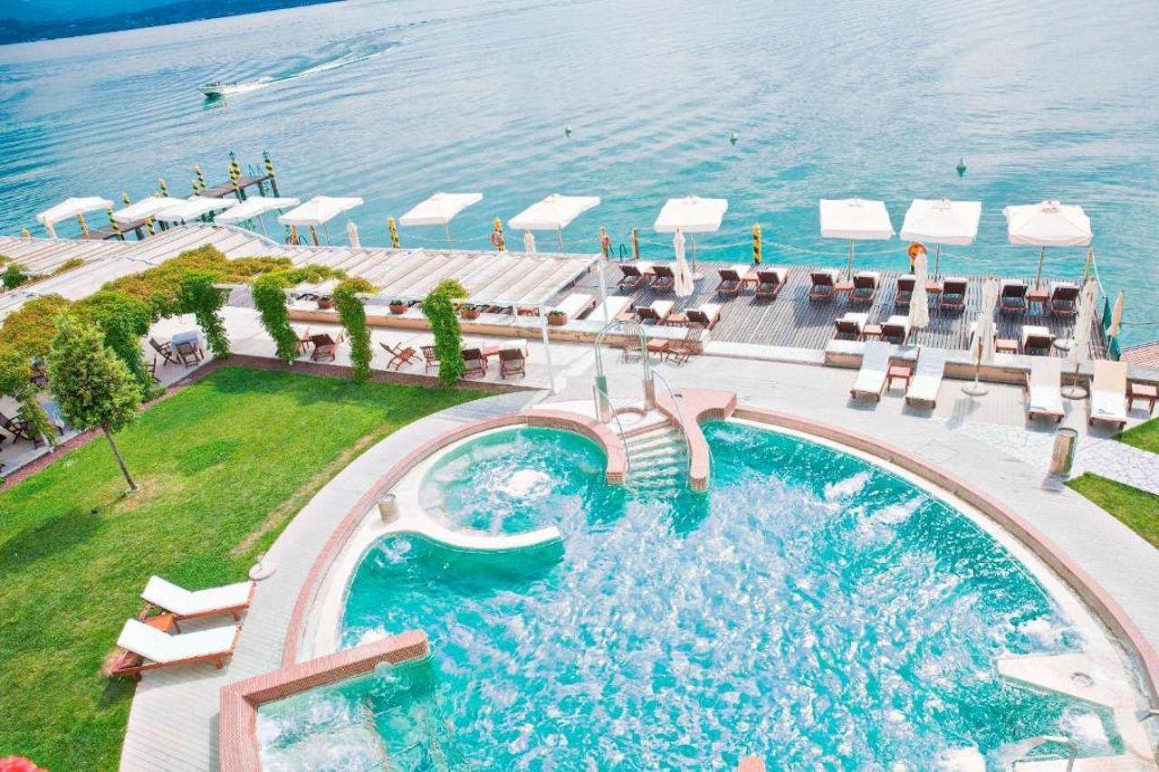 Grand Hotel Terme Sirmione Esterno foto The swimming pool at the hotel