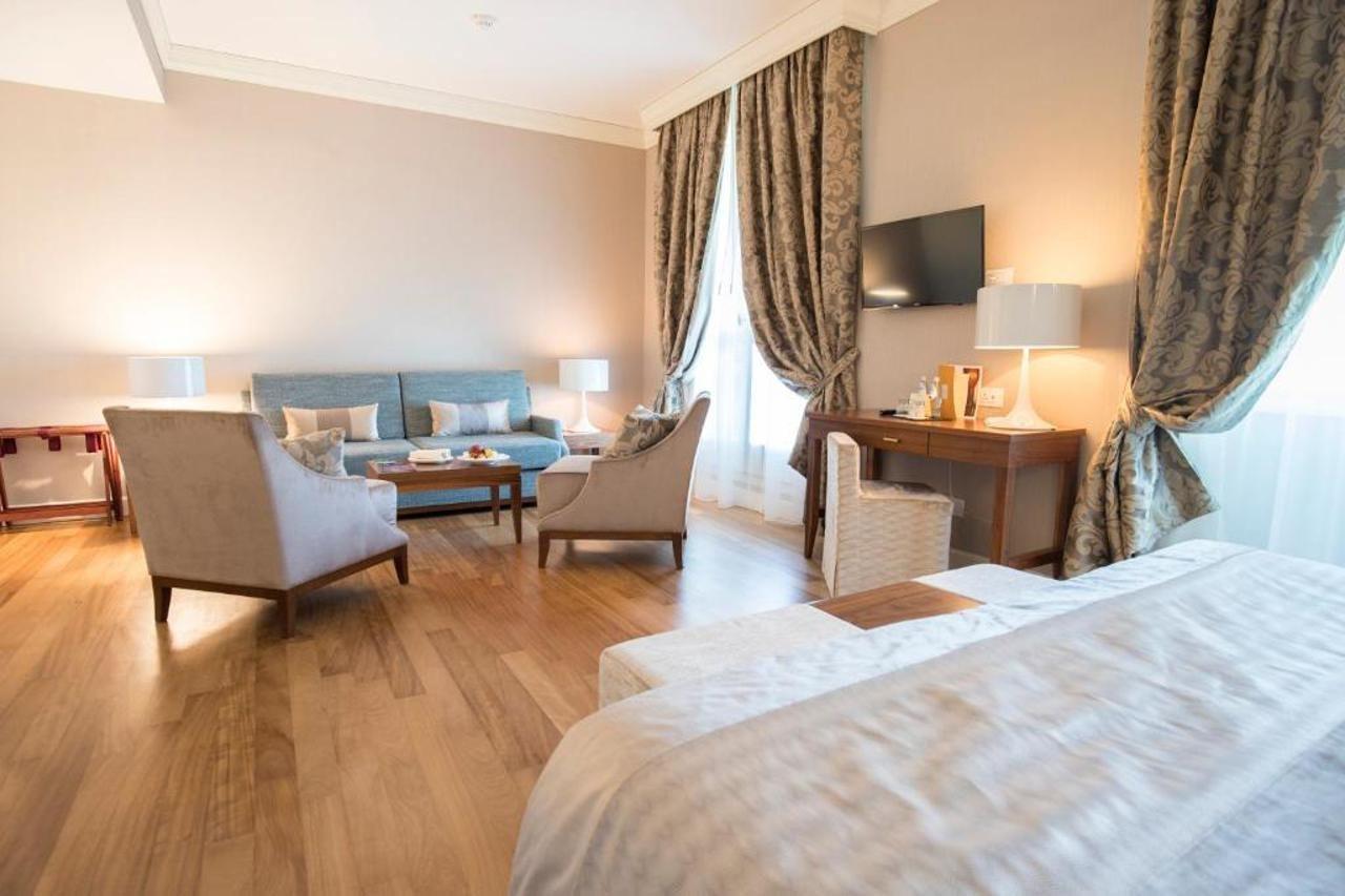 Grand Hotel Terme Sirmione Esterno foto A room at the hotel