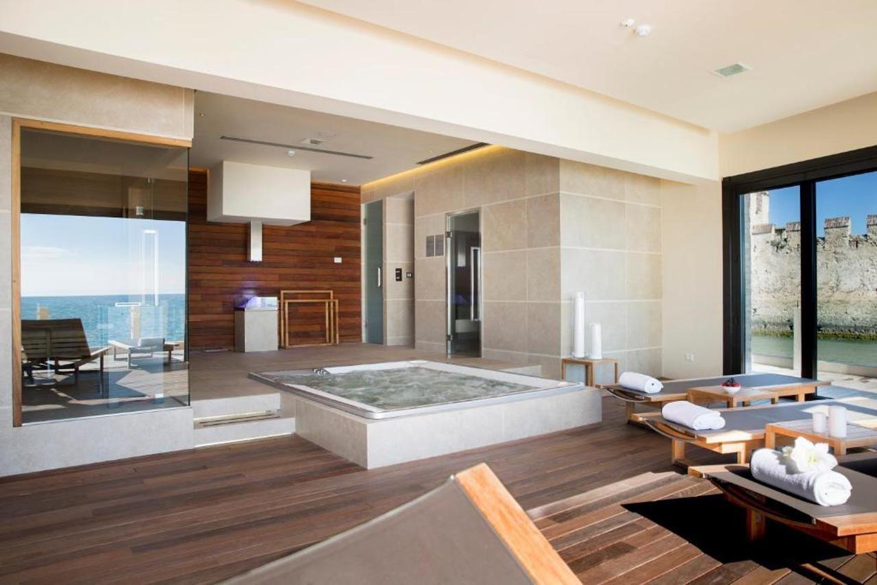 Grand Hotel Terme Sirmione Esterno foto A modern Japanese bathroom