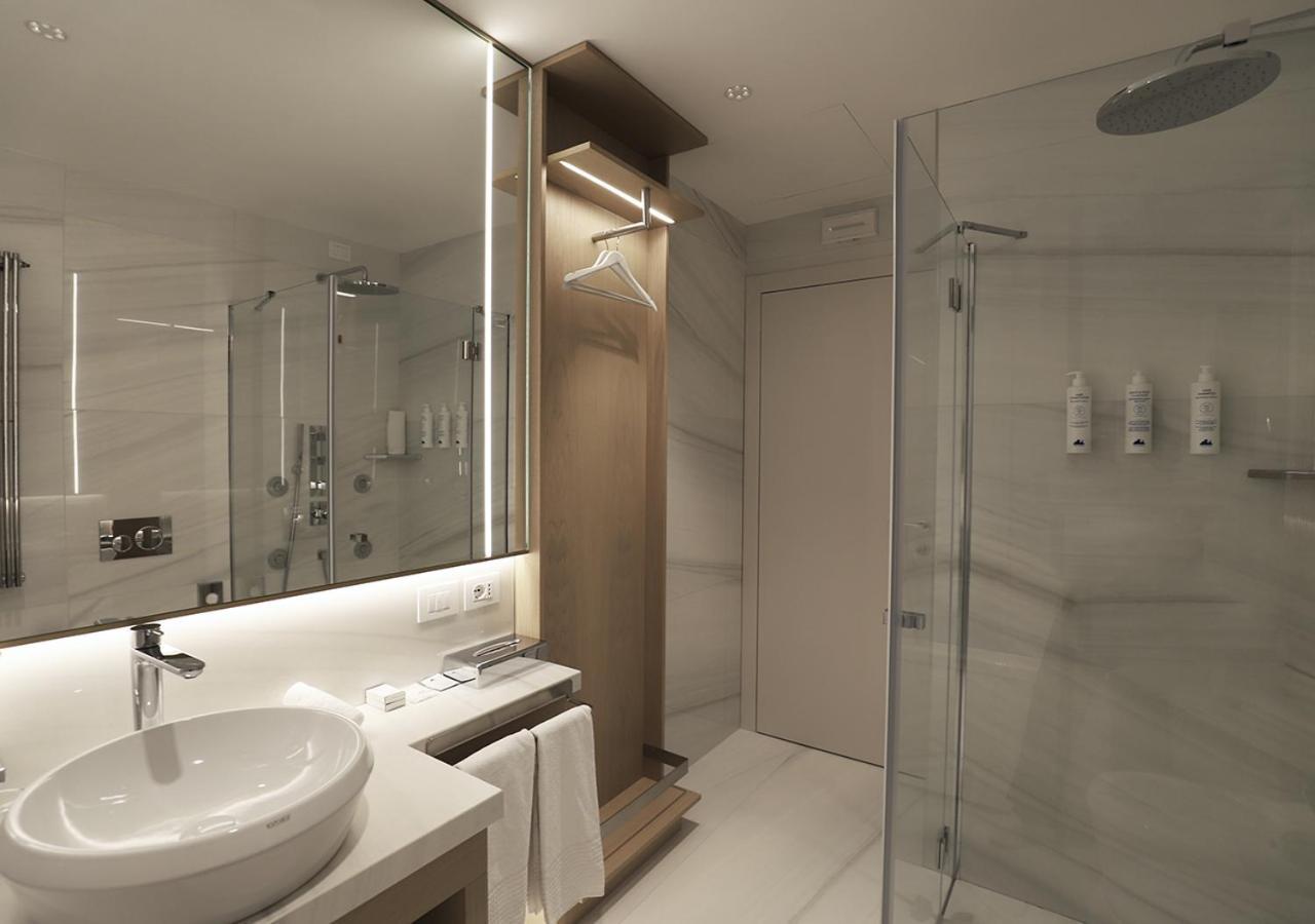 Grand Hotel Terme Sirmione Esterno foto Bathroom