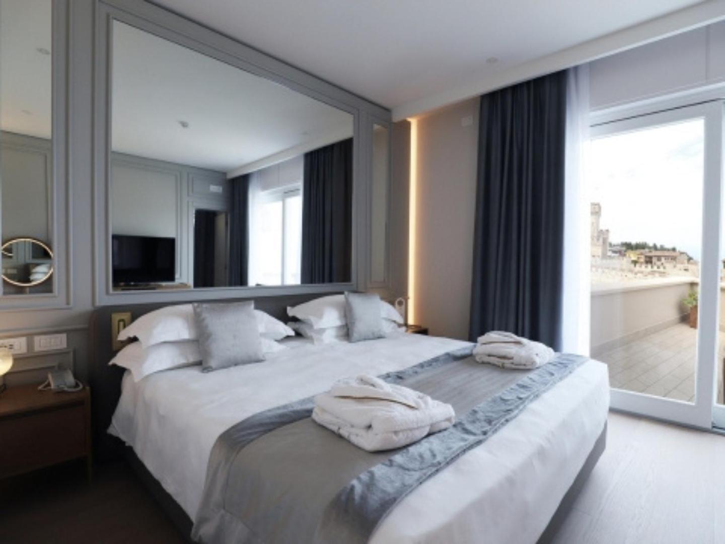Grand Hotel Terme Sirmione Esterno foto A bedroom at the hotel