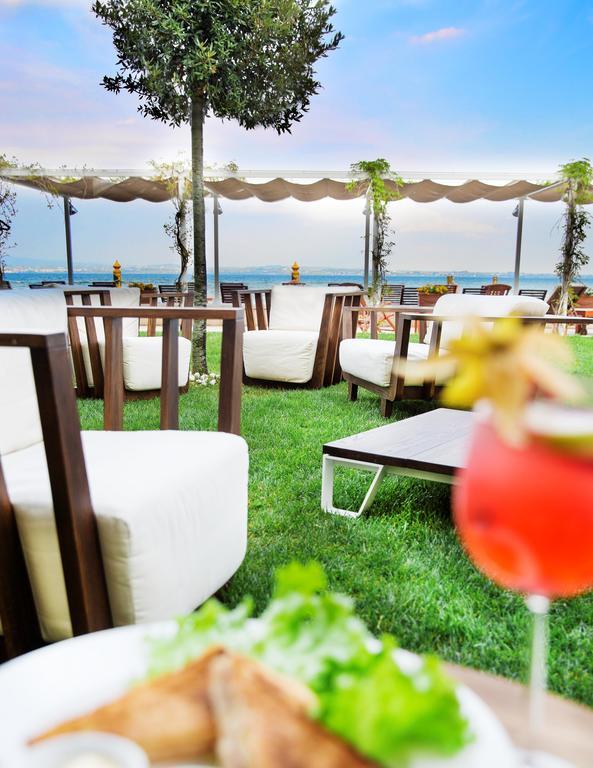 Grand Hotel Terme Sirmione Esterno foto The beach club at the Grand Hotel