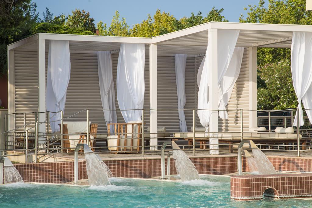 Grand Hotel Terme Sirmione Esterno foto Cabana at the pool