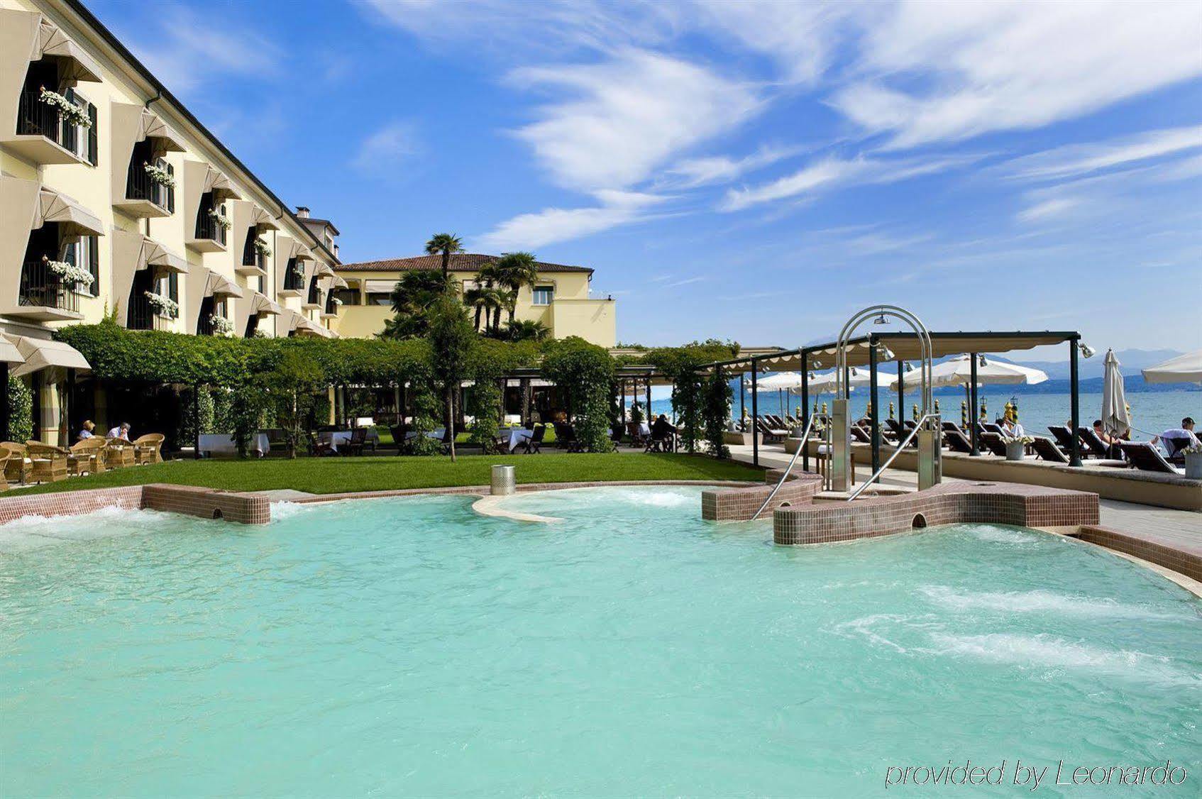 Grand Hotel Terme Sirmione Esterno foto The swimming pool at the hotel