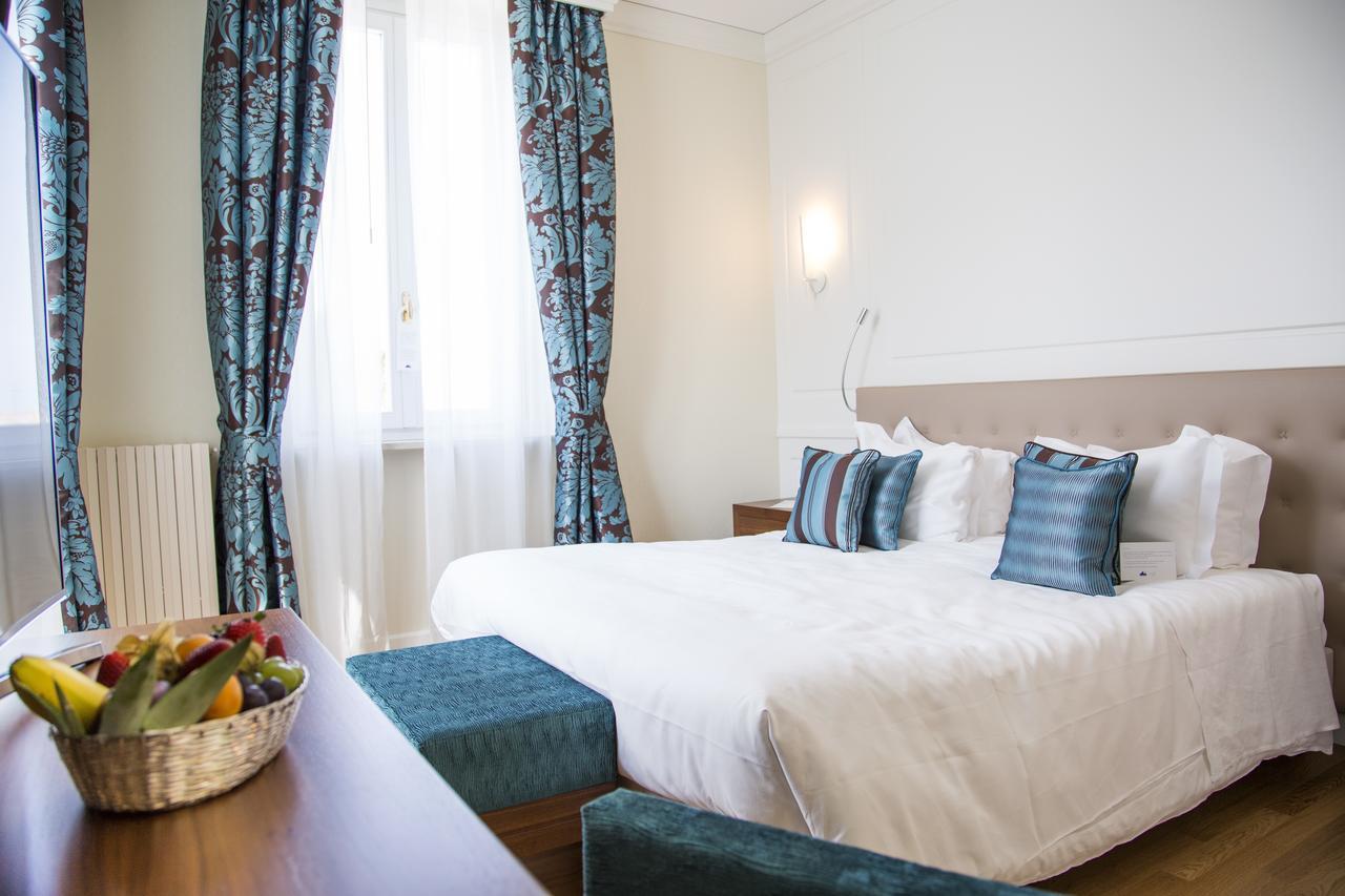 Grand Hotel Terme Sirmione Esterno foto A room at the hotel