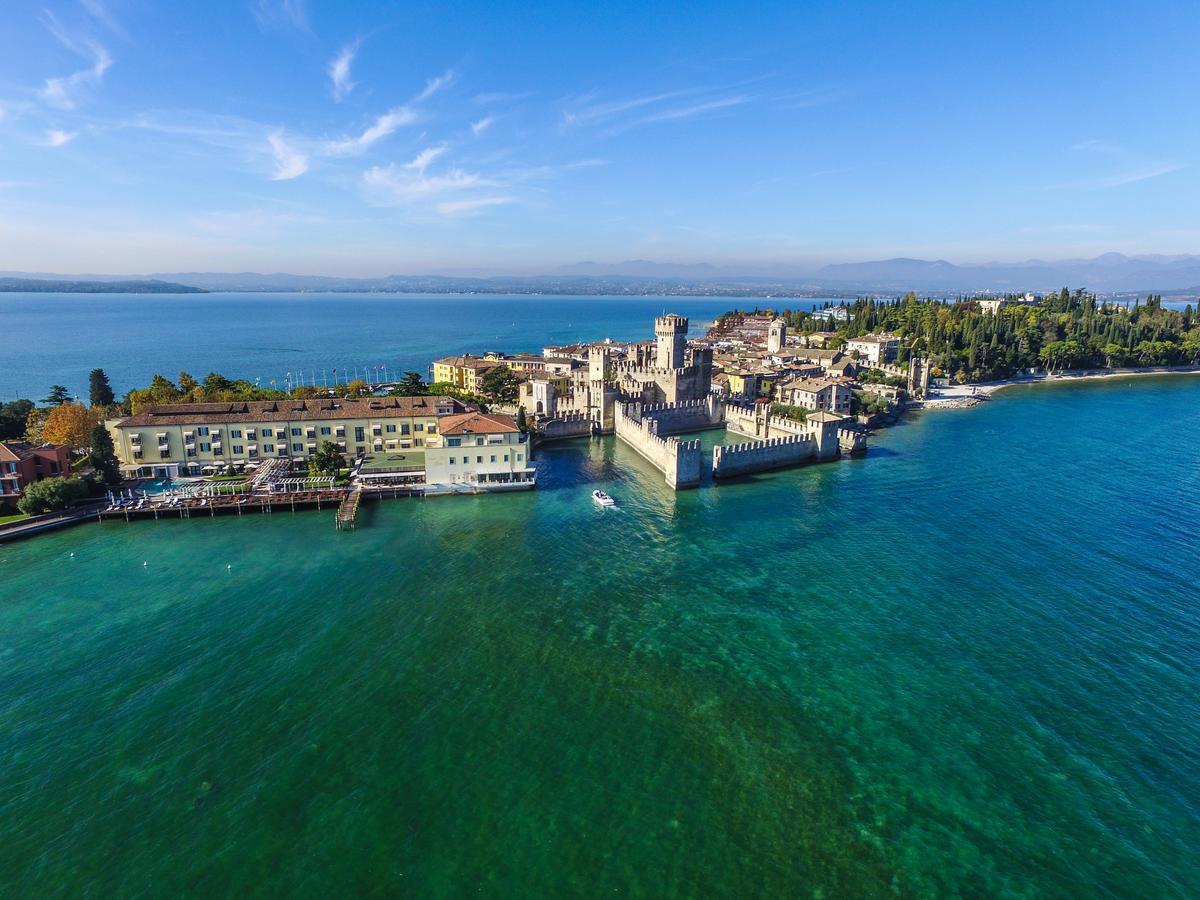 Grand Hotel Terme Sirmione Esterno foto Aerial view of the town