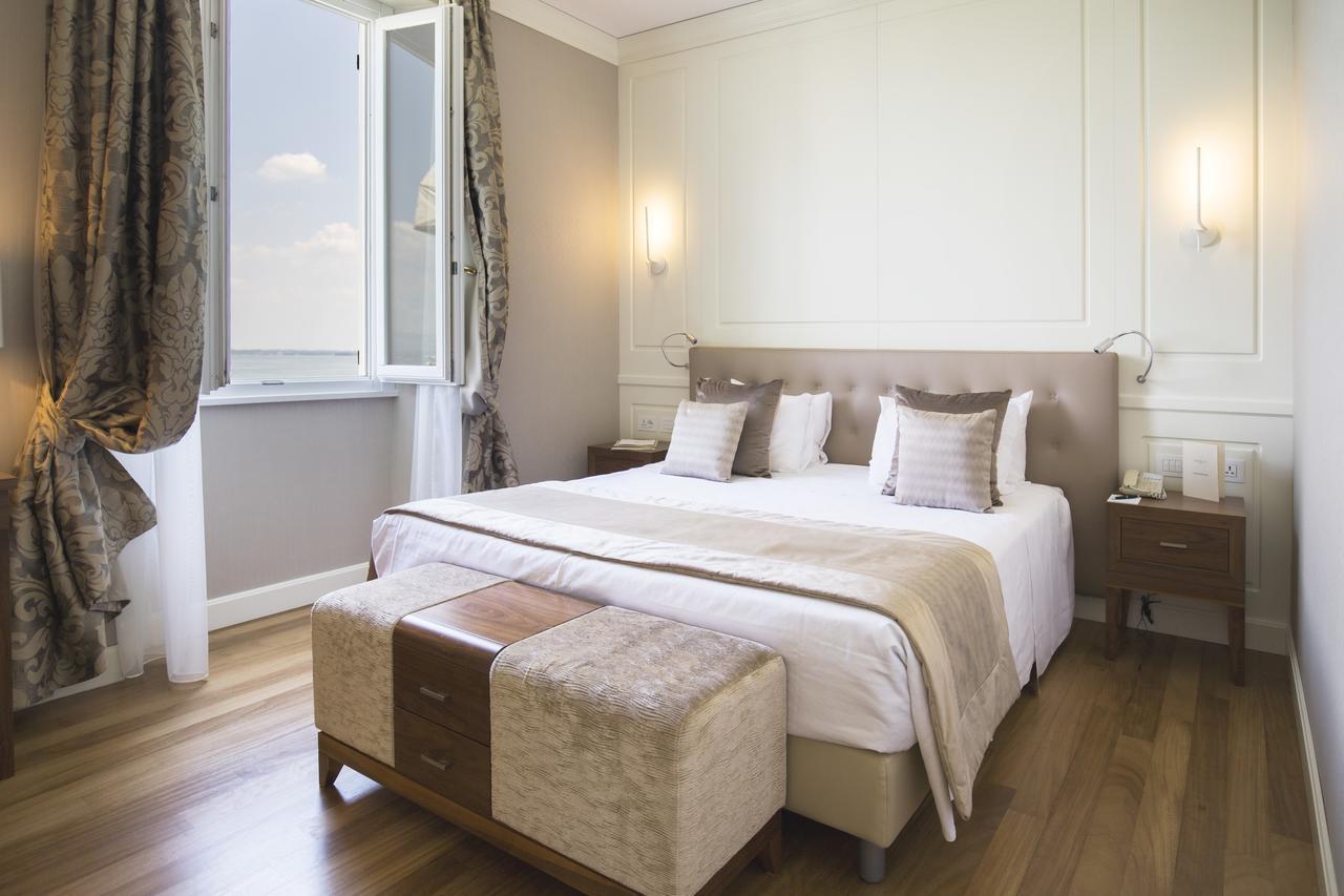 Grand Hotel Terme Sirmione Esterno foto A bedroom at the hotel