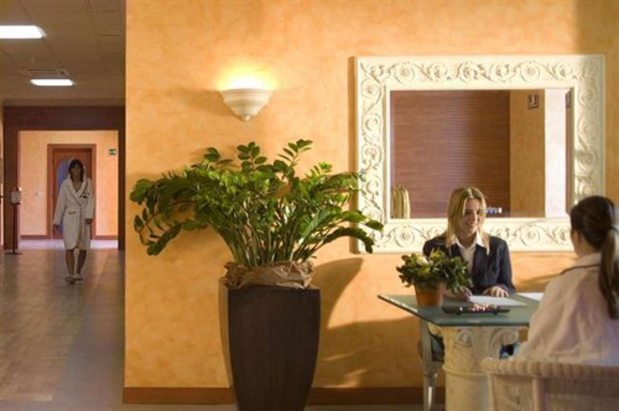 Grand Hotel Terme Sirmione Esterno foto Reception desk at a hotel