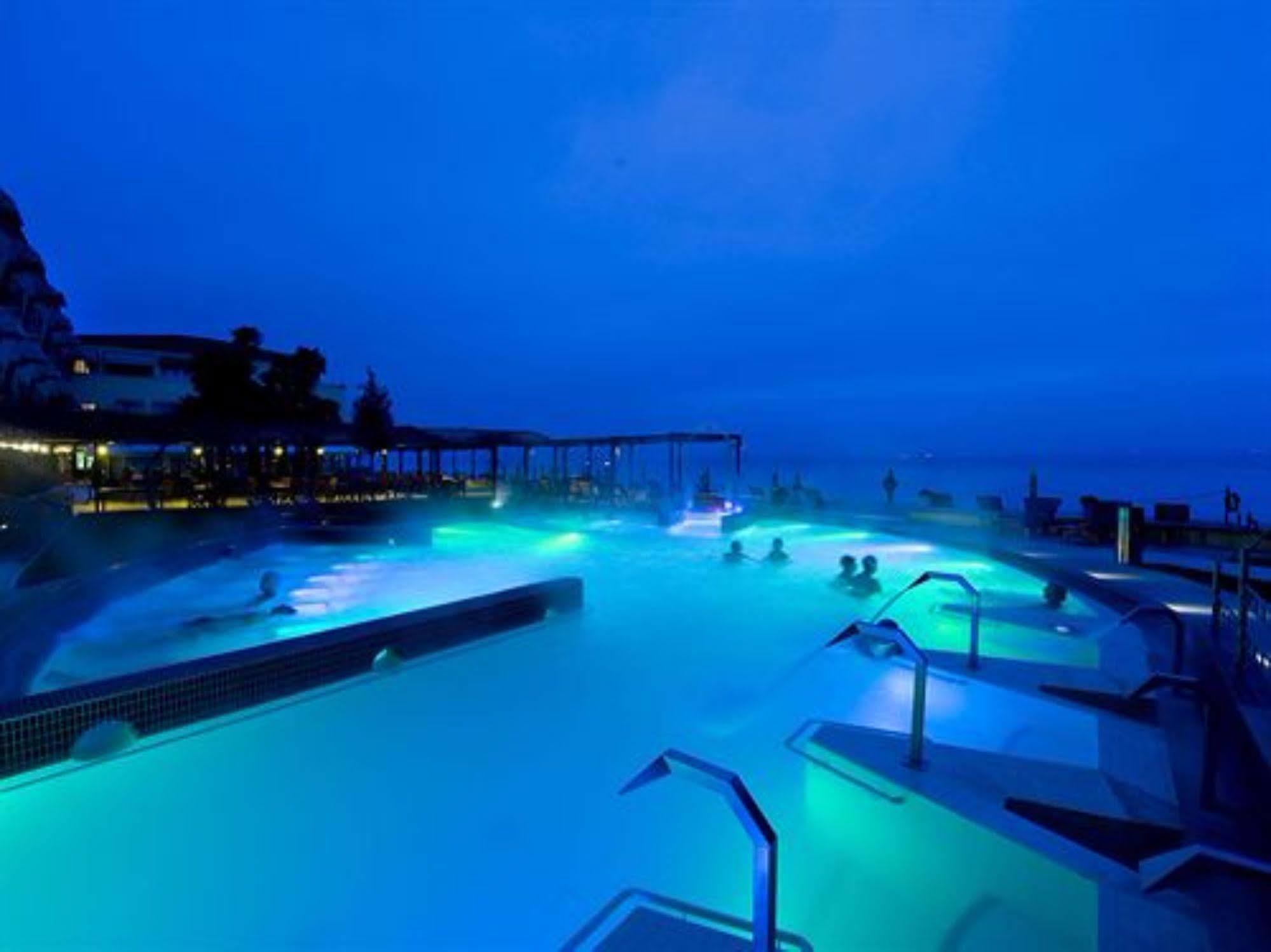Grand Hotel Terme Sirmione Esterno foto The thermal pools at night