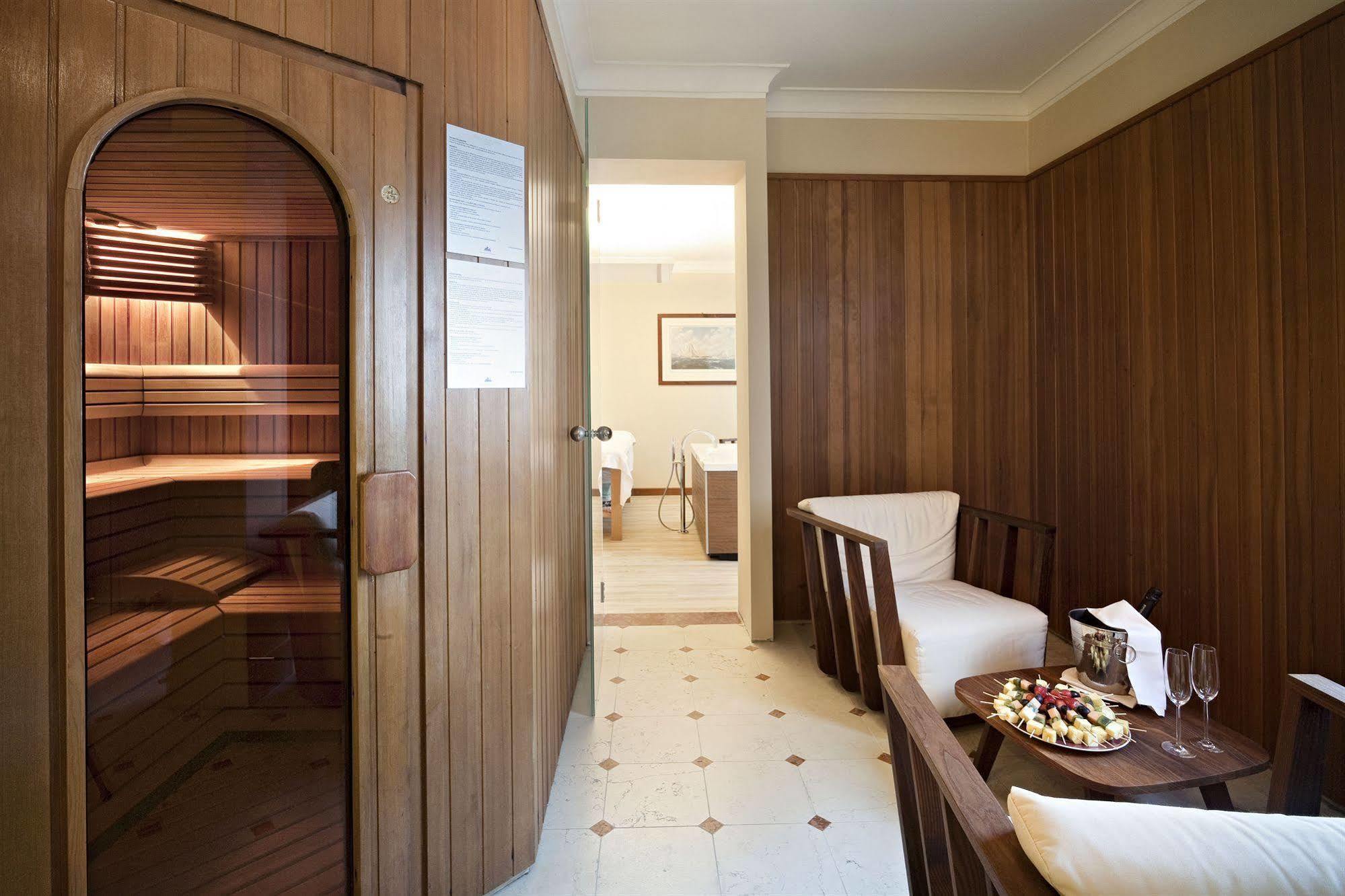 Grand Hotel Terme Sirmione Esterno foto A spa suite at the InterContinental London Park Lane