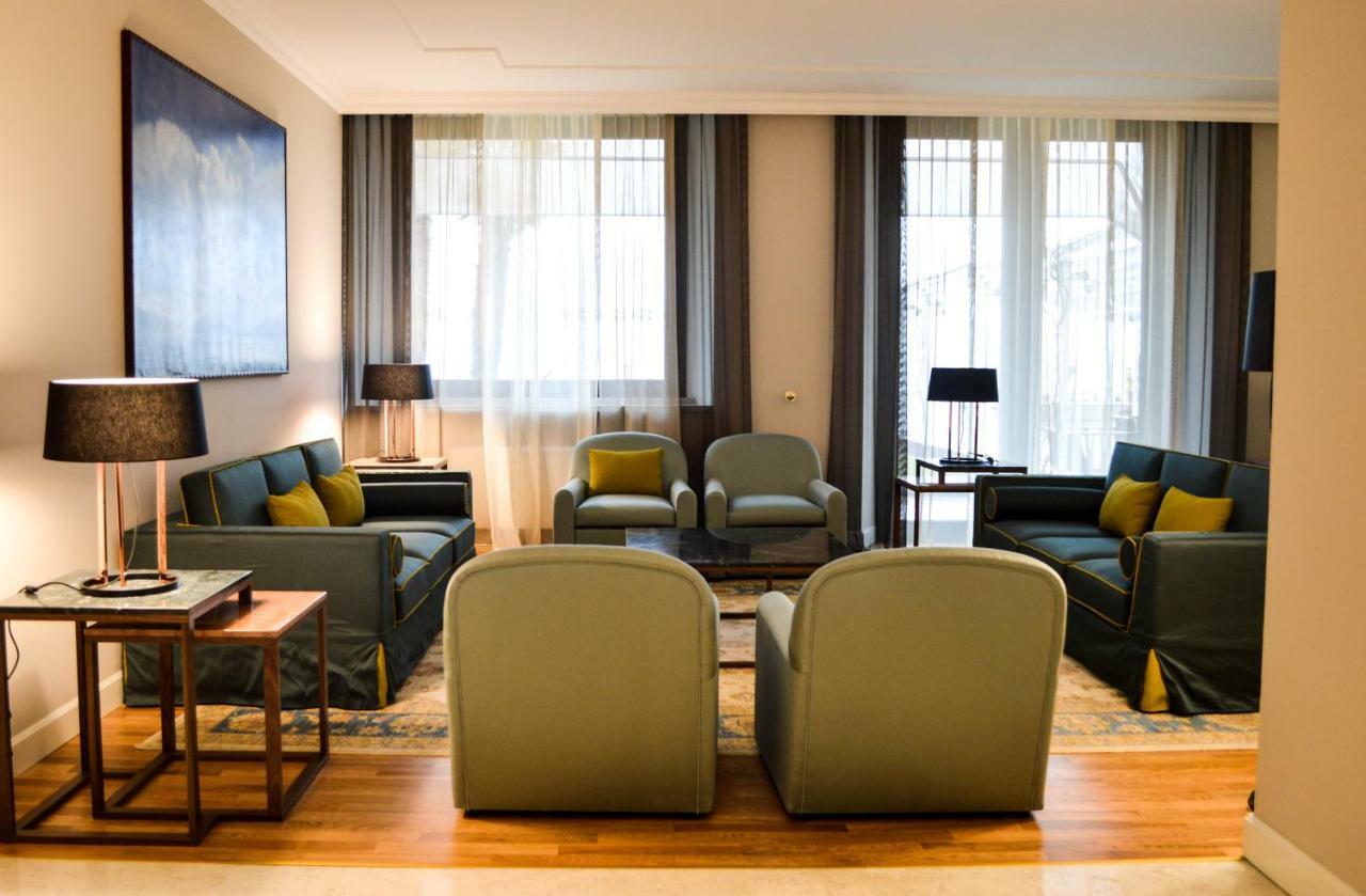 Grand Hotel Terme Sirmione Esterno foto The living room of a suite at the hotel