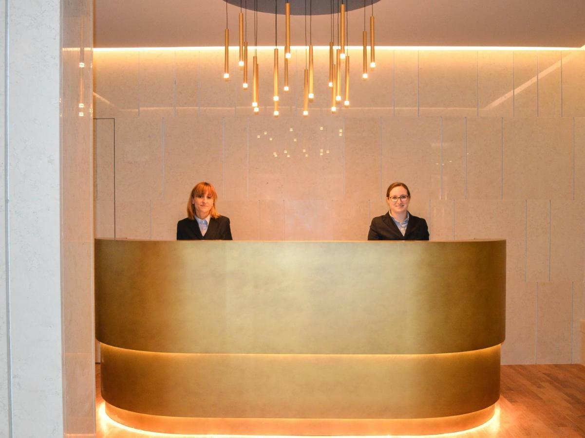Grand Hotel Terme Sirmione Esterno foto Reception desk at the hotel